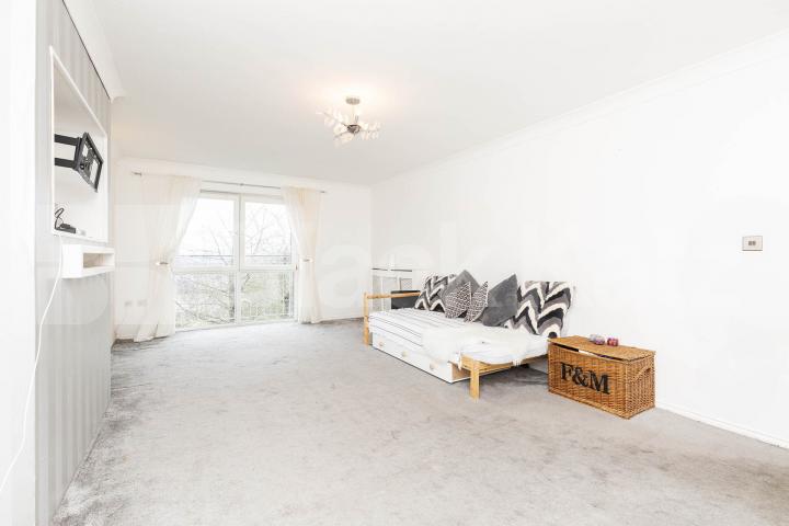Spacious 2 double bedroom tucked away on a close with Parking  Montague Close, High Barnet 